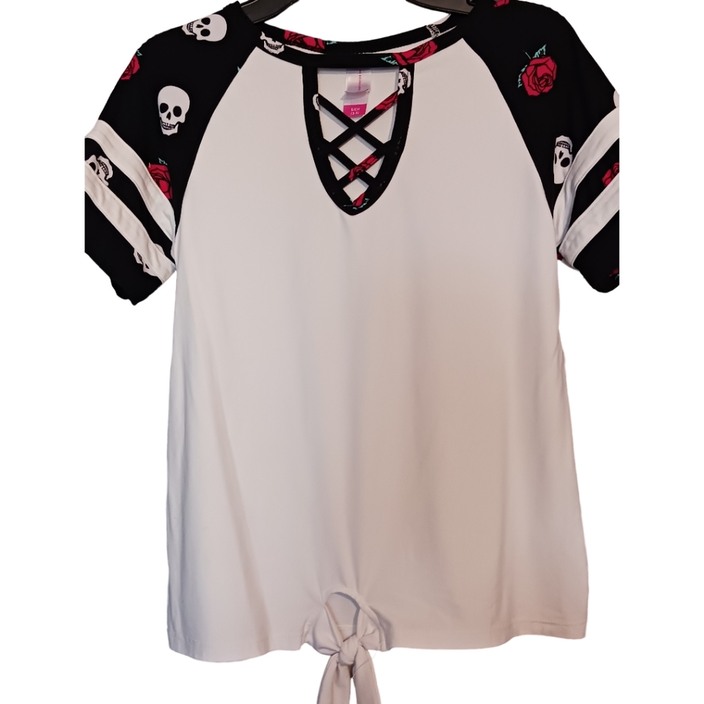 No Boundaries | Small | Skull and Flower Bottom Tie T-shirt